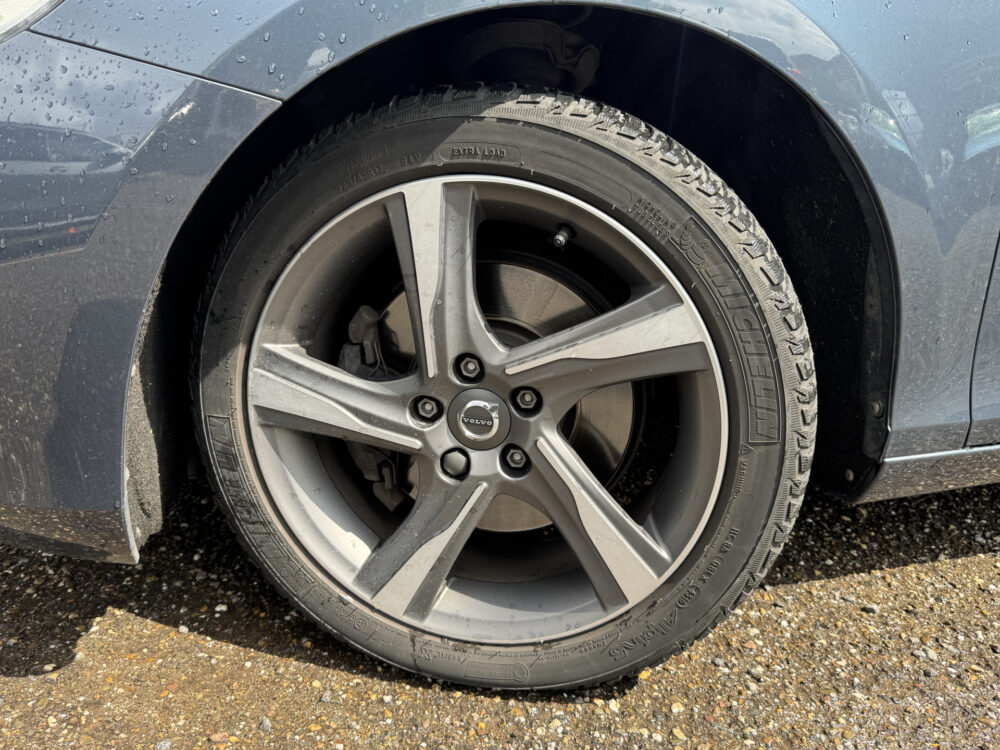 Volvo V40 2.0 T2 Kinetic // FULL LED // NAVI // PDC // CLIMA // BLUETOOTH // 7