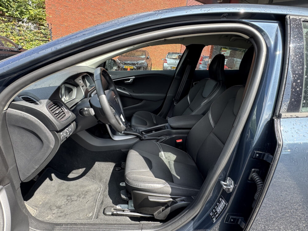 Volvo V40 2.0 T2 Kinetic // FULL LED // NAVI // PDC // CLIMA // BLUETOOTH // 8