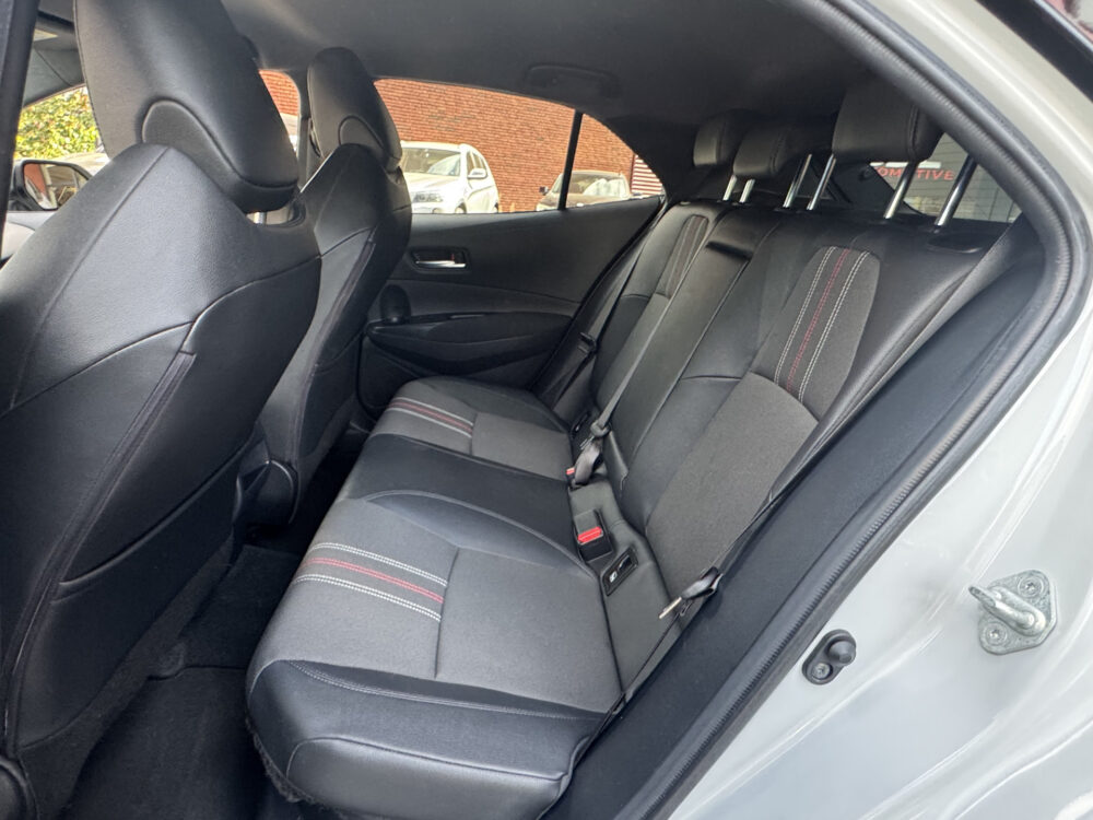 Toyota Corolla 1.8 Hybrid GR-Sport // ADAPT. CRUISE // FULL LED // CAMERA+SENSOREN // HALF LEDER // 10