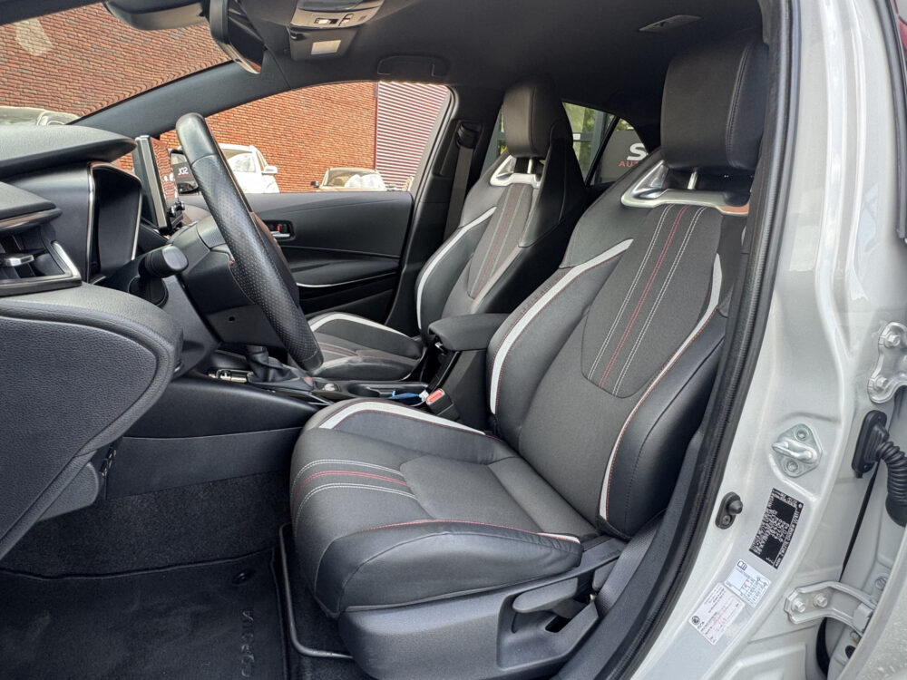 Toyota Corolla 1.8 Hybrid GR-Sport // ADAPT. CRUISE // FULL LED // CAMERA+SENSOREN // HALF LEDER // 9
