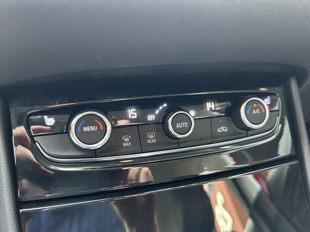 Opel Grandland X 1.6 Turbo Hybrid Business Edition // NAVI + CARPLAY // CAMERA // PDC V+A // CLIMA // STOEL + STUURWIELVERWARING 18