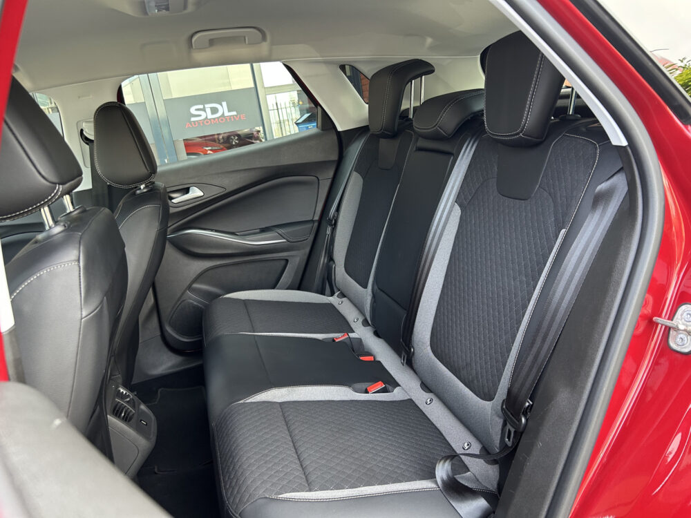 Opel Grandland X 1.6 Turbo Hybrid Business Edition // NAVI + CARPLAY // CAMERA // PDC V+A // CLIMA // STOEL + STUURWIELVERWARING 28