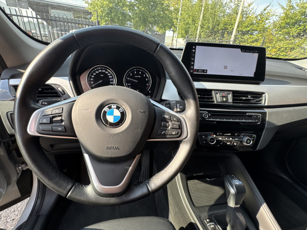 BMW X1 xDrive25e Executive // GROOT NAVI // CAMERA // CRUISE // CLIMA // STOEL VERWARMING // ELEK. KLEP // 10