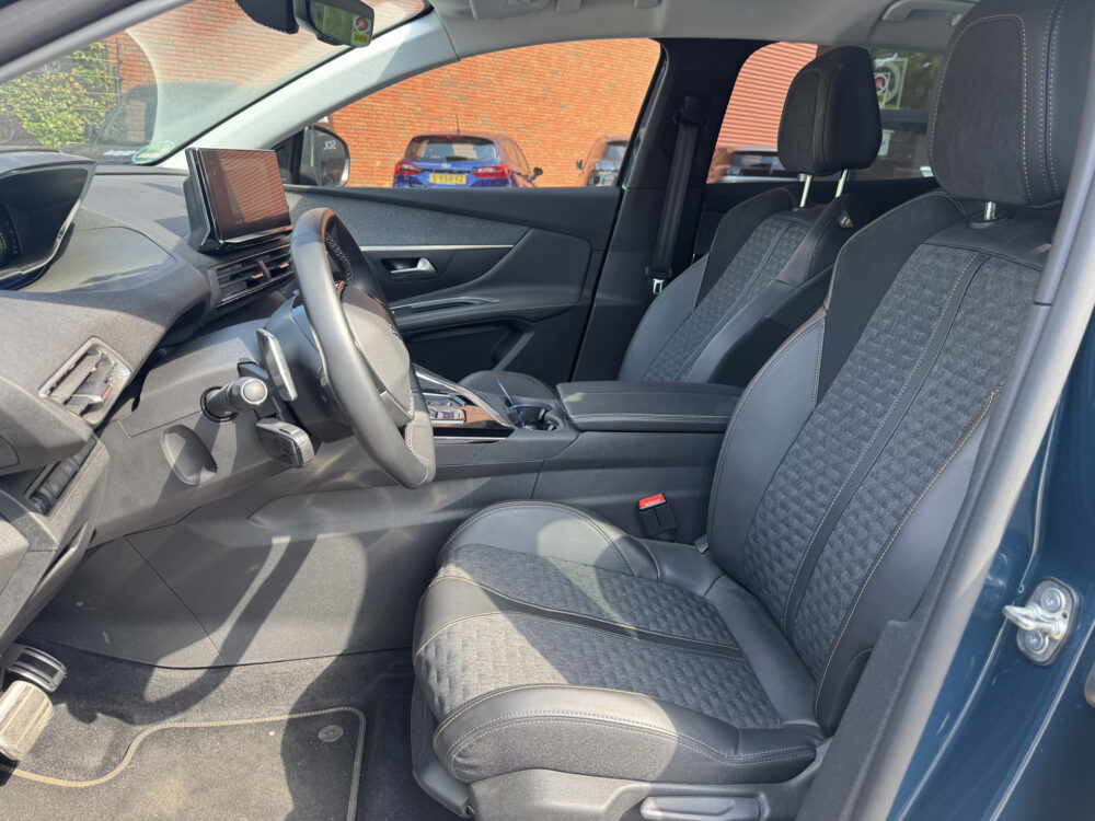 Peugeot 3008 1.6 HYbrid 225 Road Trip // NAVI // TREKHAAK // DODENHOEK // CLIMA // CRUISE // 7