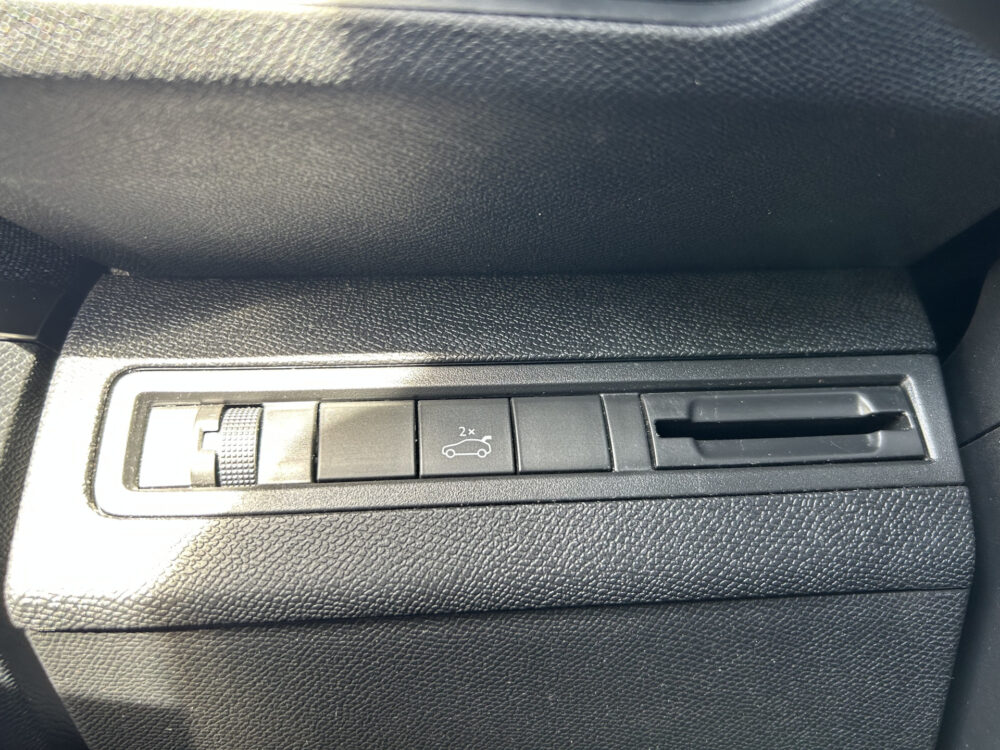 Peugeot 3008 1.2 PureTech Allure // NAVI + CARPLAY // PDC V+A // PANO/SCHUIFKANTELDAK // CAMERA // TREKHAAK!! 23