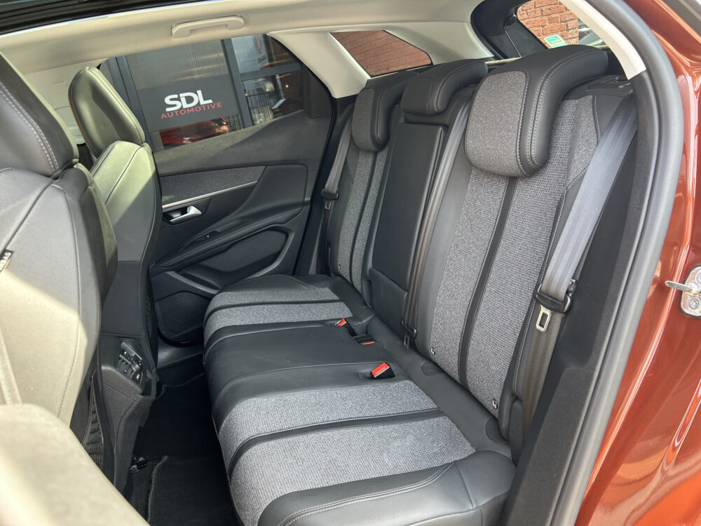 Peugeot 3008 1.2 PureTech Allure // NAVI + CARPLAY // PDC V+A // PANO/SCHUIFKANTELDAK // CAMERA // TREKHAAK!! 29