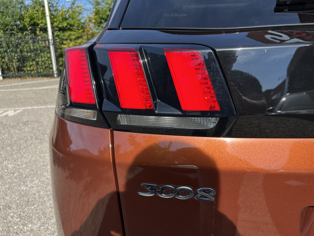 Peugeot 3008 1.2 PureTech Allure // NAVI + CARPLAY // PDC V+A // PANO/SCHUIFKANTELDAK // CAMERA // TREKHAAK!! 31