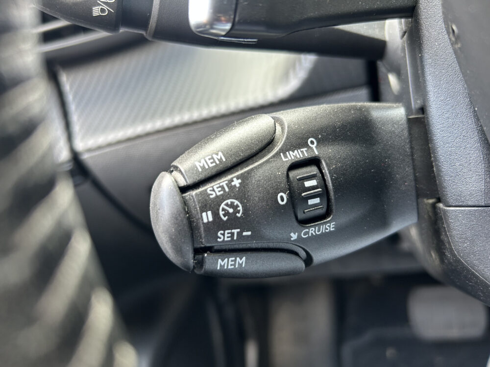 Peugeot 2008 1.2 PureTech Allure // LED // NAVI + CARPLAY // CAMERA // PDC // CLIMA 12