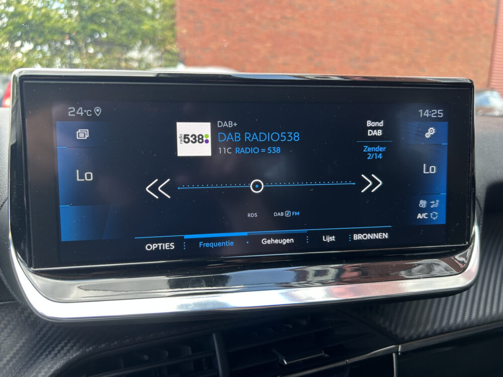Peugeot 2008 1.2 PureTech Allure // LED // NAVI + CARPLAY // CAMERA // PDC // CLIMA 17