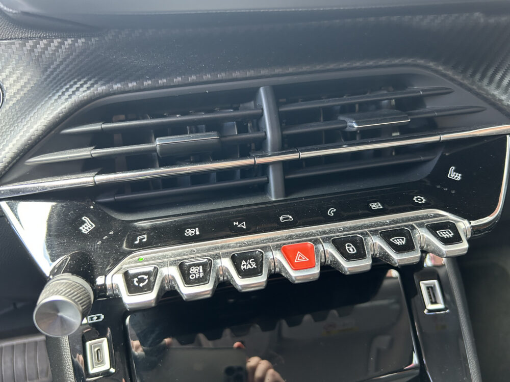 Peugeot 2008 1.2 PureTech Allure // LED // NAVI + CARPLAY // CAMERA // PDC // CLIMA 18