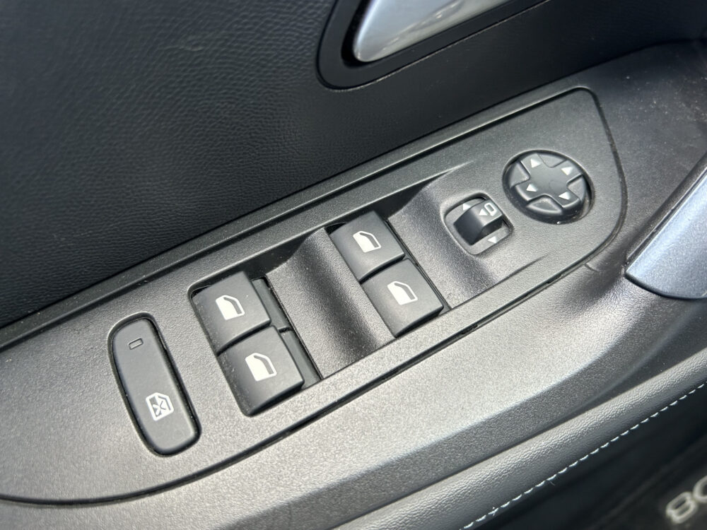 Peugeot 2008 1.2 PureTech Allure // LED // NAVI + CARPLAY // CAMERA // PDC // CLIMA 21