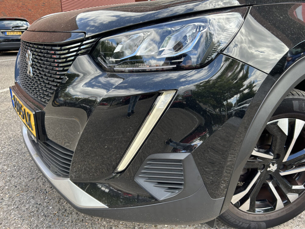 Peugeot 2008 1.2 PureTech Allure // LED // NAVI + CARPLAY // CAMERA // PDC // CLIMA 24