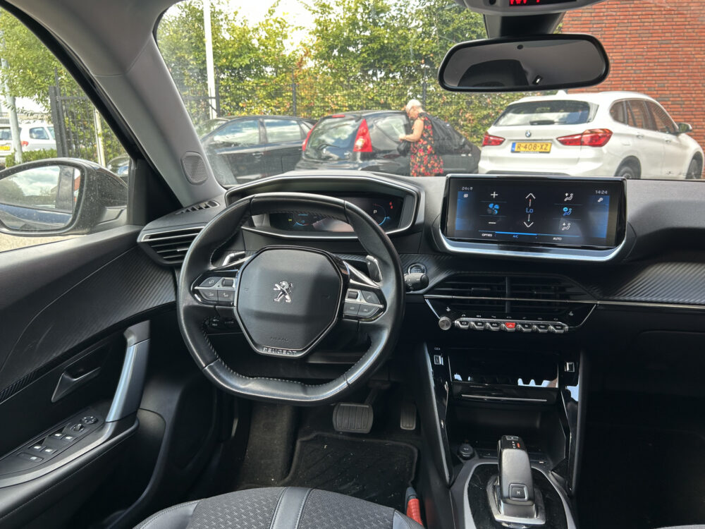 Peugeot 2008 1.2 PureTech Allure // LED // NAVI + CARPLAY // CAMERA // PDC // CLIMA 7