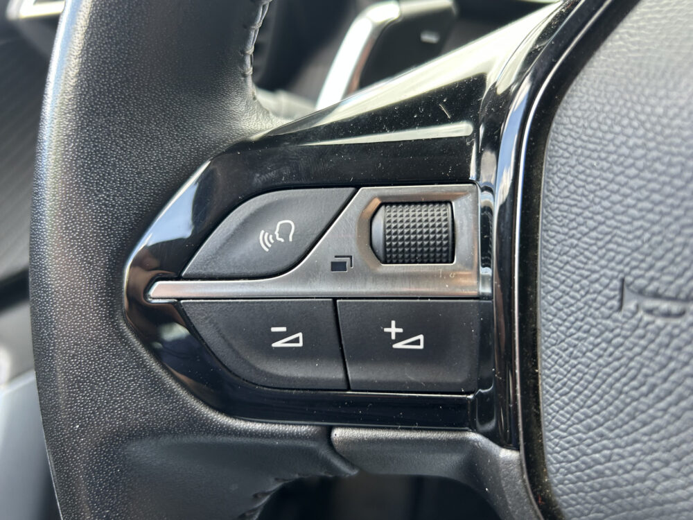 Peugeot 2008 1.2 PureTech Allure // LED // NAVI + CARPLAY // CAMERA // PDC // CLIMA 9