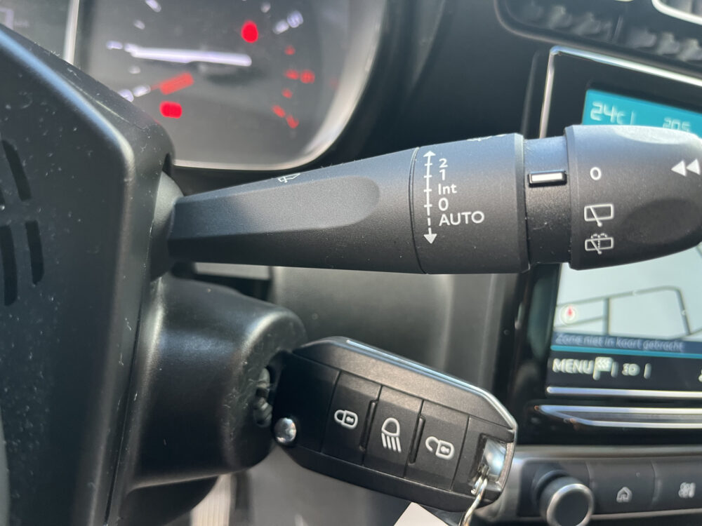 Citroën C3 Aircross 1.2 PureTech Shine // TREKHAAK // NAVI // CLIMA // PDC // CRUISE // DAB RADIO // APPLE CARPLAY / ANDROID AUTO // 22