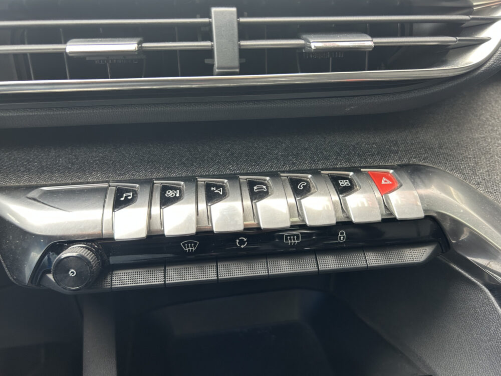 Peugeot 3008 1.2 PureTech Allure // LED // NAVI + CARPLAY // PANO/SCHUIFKANTELDAK // CAMERA // PDC V+A 21
