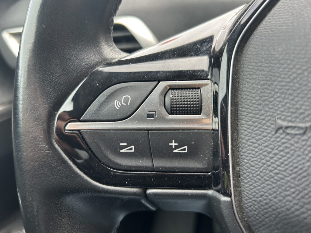 Peugeot 3008 1.2 PureTech Allure // LED // NAVI + CARPLAY // PANO/SCHUIFKANTELDAK // CAMERA // PDC V+A 9