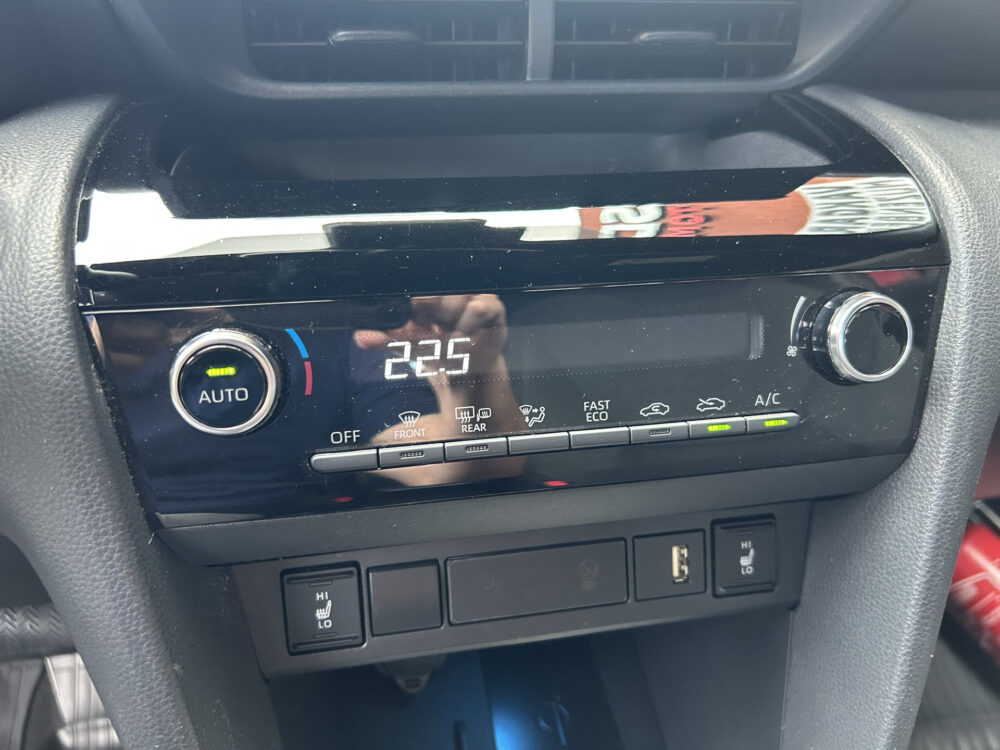 Toyota Yaris Cross 1.5 Hybrid First Edition // FULL LED // KEYLESS // DODEHOEK // ADAPT. CRUISE // CAMERA // STUUR+STOELVERWARMING // 17