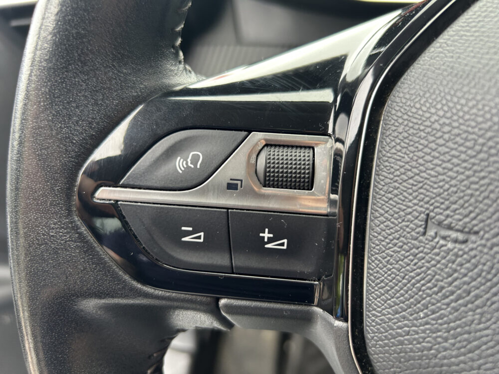 Peugeot 2008 1.2 PureTech Allure // LED // PANO/SCHUIFKANTELDAK // CLIMA // CAMERA // NAVI + CARPLAY // PDC V+A 10