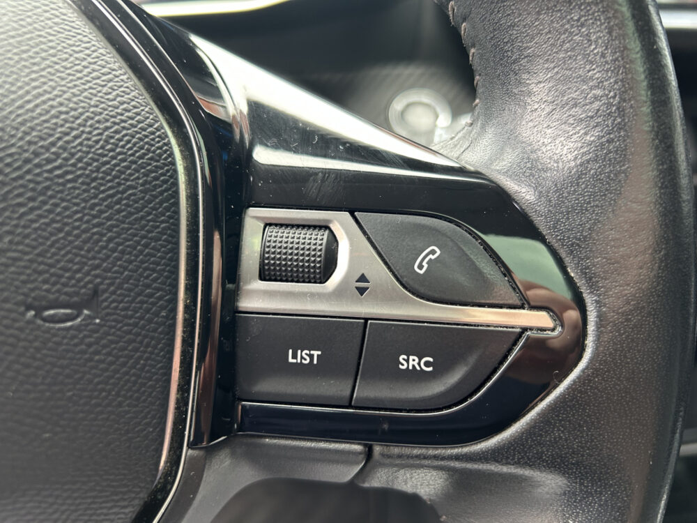 Peugeot 2008 1.2 PureTech Allure // LED // PANO/SCHUIFKANTELDAK // CLIMA // CAMERA // NAVI + CARPLAY // PDC V+A 11
