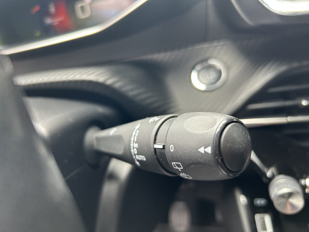 Peugeot 2008 1.2 PureTech Allure // LED // PANO/SCHUIFKANTELDAK // CLIMA // CAMERA // NAVI + CARPLAY // PDC V+A 14