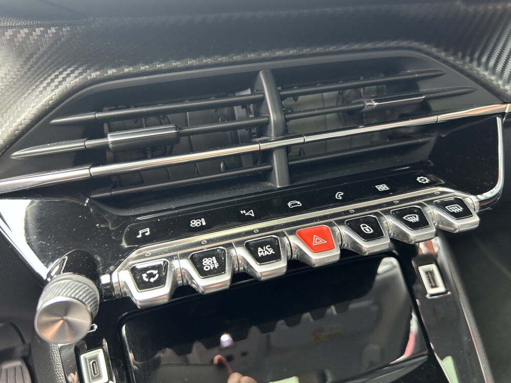 Peugeot 2008 1.2 PureTech Allure // LED // PANO/SCHUIFKANTELDAK // CLIMA // CAMERA // NAVI + CARPLAY // PDC V+A 21