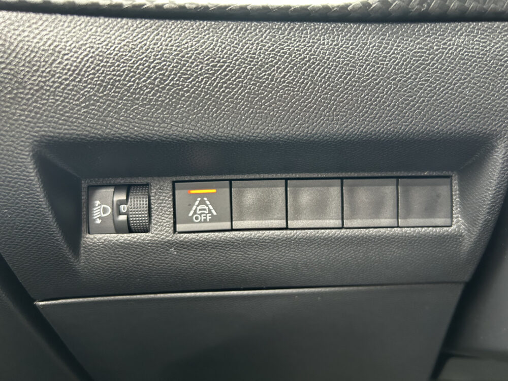 Peugeot 2008 1.2 PureTech Allure // LED // PANO/SCHUIFKANTELDAK // CLIMA // CAMERA // NAVI + CARPLAY // PDC V+A 25