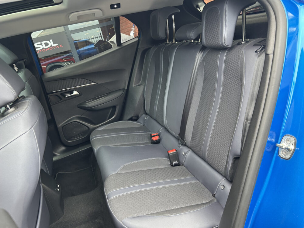 Peugeot 2008 1.2 PureTech Allure // LED // PANO/SCHUIFKANTELDAK // CLIMA // CAMERA // NAVI + CARPLAY // PDC V+A 28