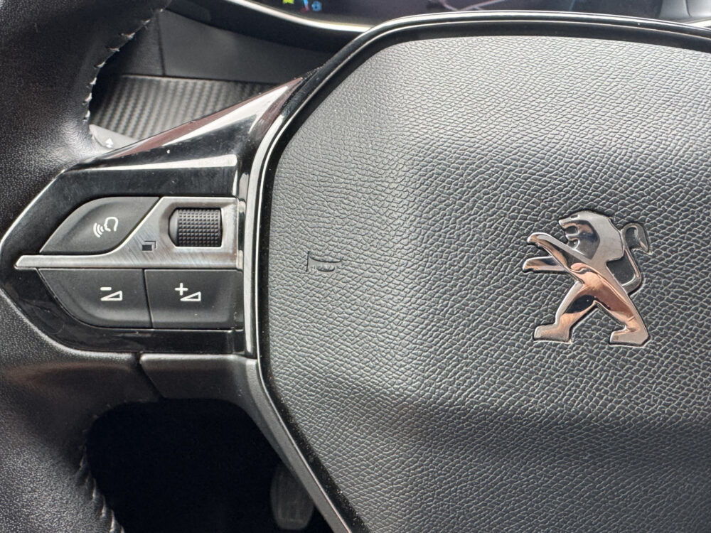 Peugeot 2008 1.2 PureTech Allure // PANO/SCHUIFKANTELDAK // CLIMA // CAMERA // NAVI + CARPLAY // PDC V+A 11