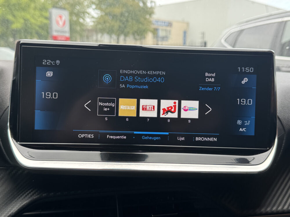 Peugeot 2008 1.2 PureTech Allure // PANO/SCHUIFKANTELDAK // CLIMA // CAMERA // NAVI + CARPLAY // PDC V+A 15