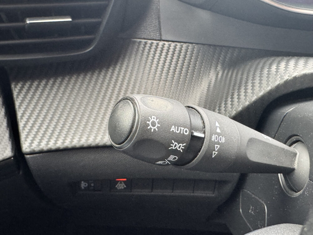 Peugeot 2008 1.2 PureTech Allure // PANO/SCHUIFKANTELDAK // CLIMA // CAMERA // NAVI + CARPLAY // PDC V+A 20