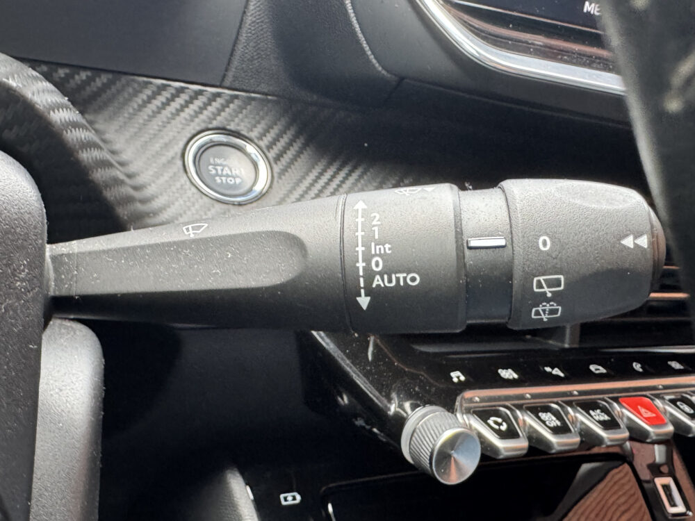 Peugeot 2008 1.2 PureTech Allure // PANO/SCHUIFKANTELDAK // CLIMA // CAMERA // NAVI + CARPLAY // PDC V+A 21