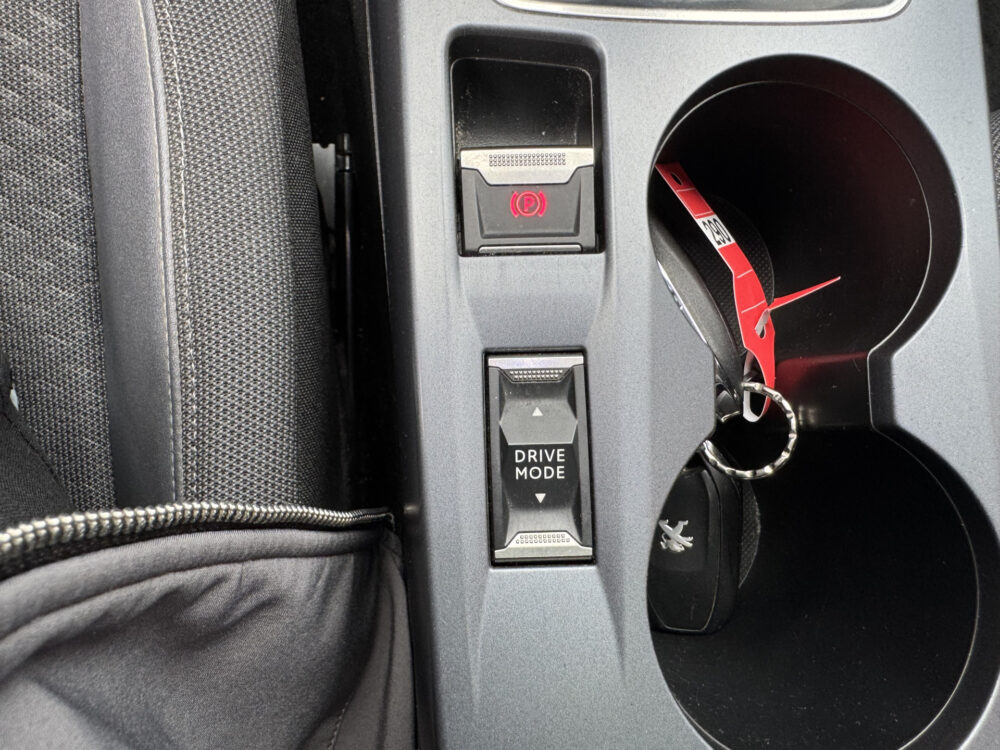 Peugeot 2008 1.2 PureTech Allure // PANO/SCHUIFKANTELDAK // CLIMA // CAMERA // NAVI + CARPLAY // PDC V+A 27