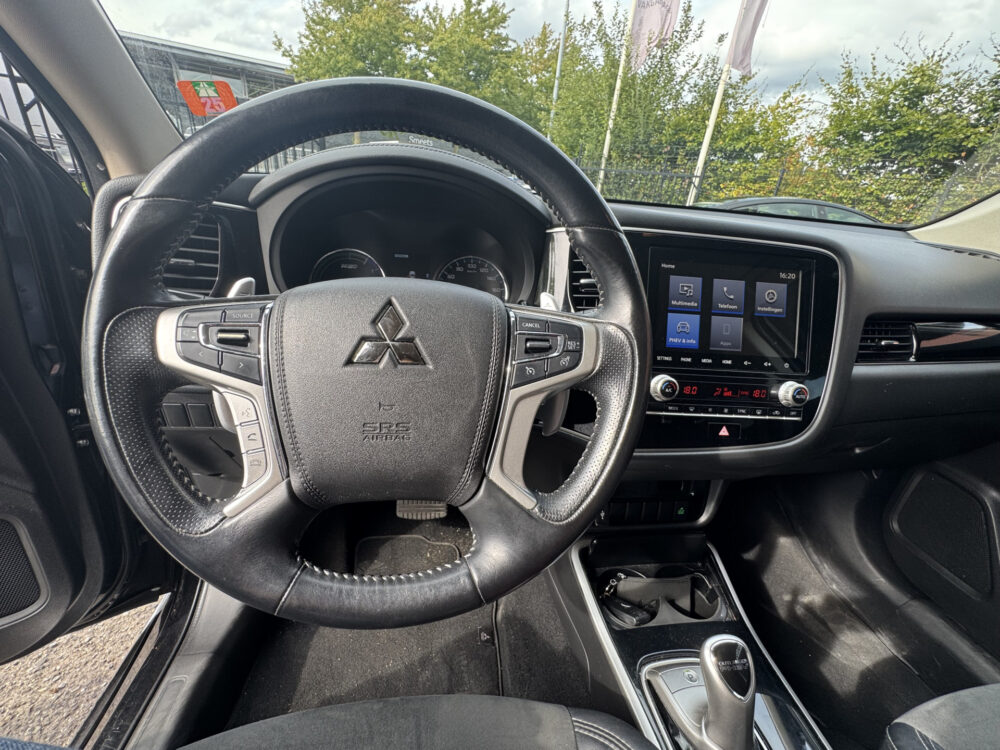 Mitsubishi Outlander 2.4 PHEV Intense // APPLE CARPLAY - ANDROID AUTO // CAMERA // CLIMA // CRUISE // TREKHAAK // 10