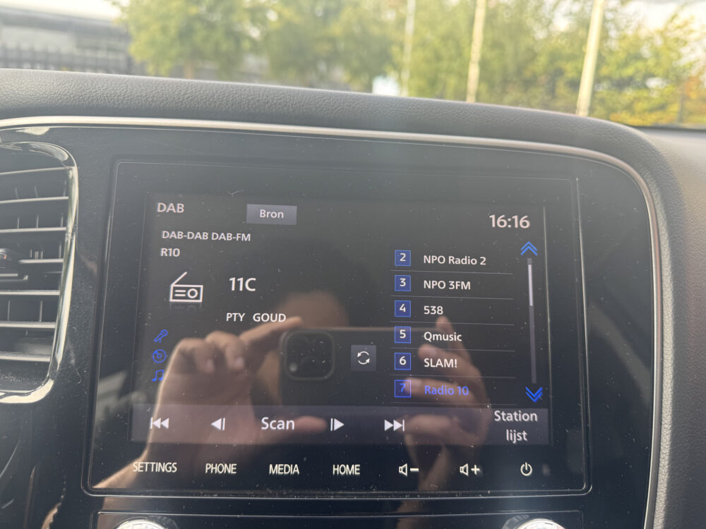 Mitsubishi Outlander 2.4 PHEV Intense // APPLE CARPLAY - ANDROID AUTO // CAMERA // CLIMA // CRUISE // TREKHAAK // 15
