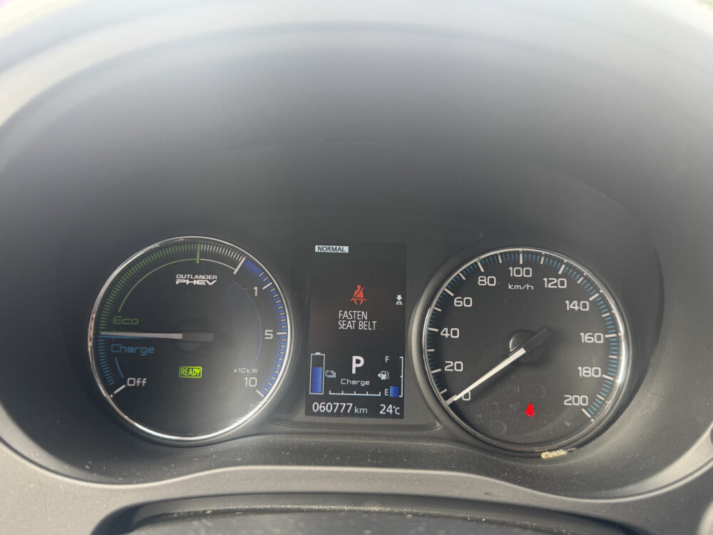 Mitsubishi Outlander 2.4 PHEV Intense // APPLE CARPLAY - ANDROID AUTO // CAMERA // CLIMA // CRUISE // TREKHAAK // 18
