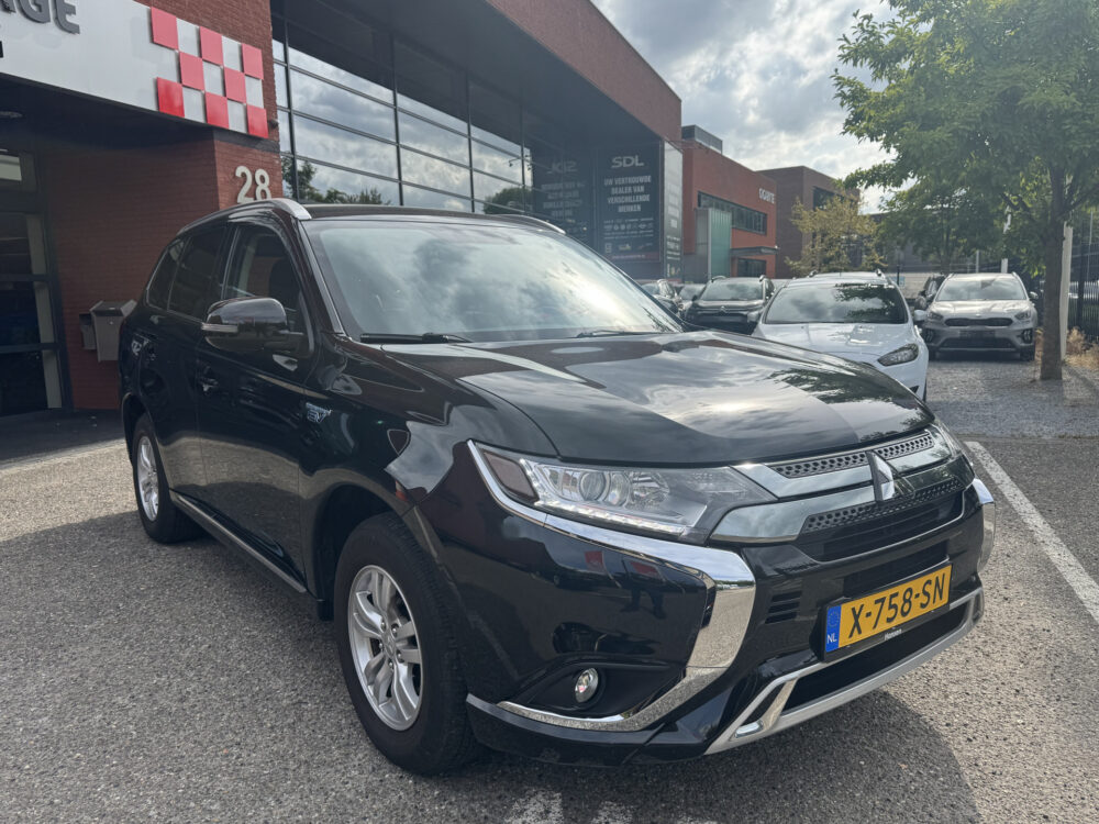 Mitsubishi Outlander 2.4 PHEV Intense // APPLE CARPLAY - ANDROID AUTO // CAMERA // CLIMA // CRUISE // TREKHAAK // 2