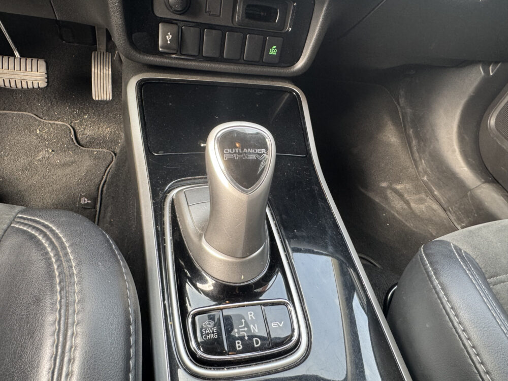 Mitsubishi Outlander 2.4 PHEV Intense // APPLE CARPLAY - ANDROID AUTO // CAMERA // CLIMA // CRUISE // TREKHAAK // 24