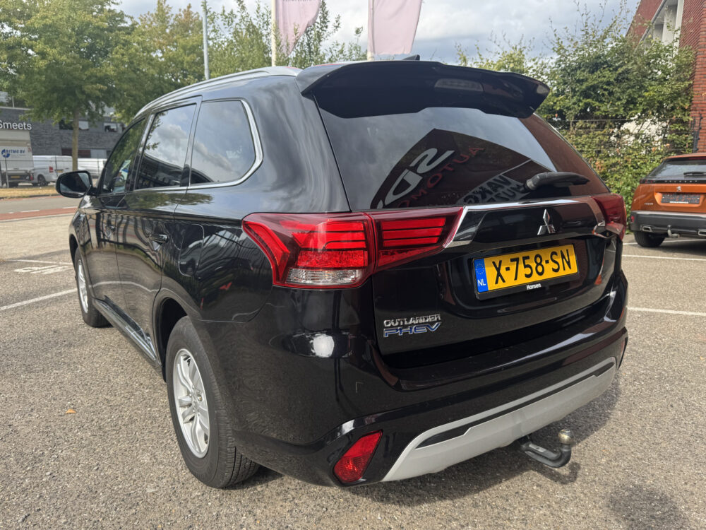Mitsubishi Outlander 2.4 PHEV Intense // APPLE CARPLAY - ANDROID AUTO // CAMERA // CLIMA // CRUISE // TREKHAAK // 3