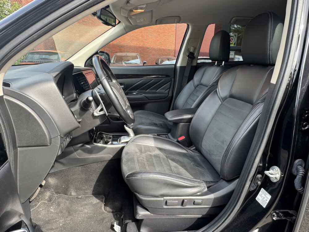 Mitsubishi Outlander 2.4 PHEV Intense // APPLE CARPLAY - ANDROID AUTO // CAMERA // CLIMA // CRUISE // TREKHAAK // 7