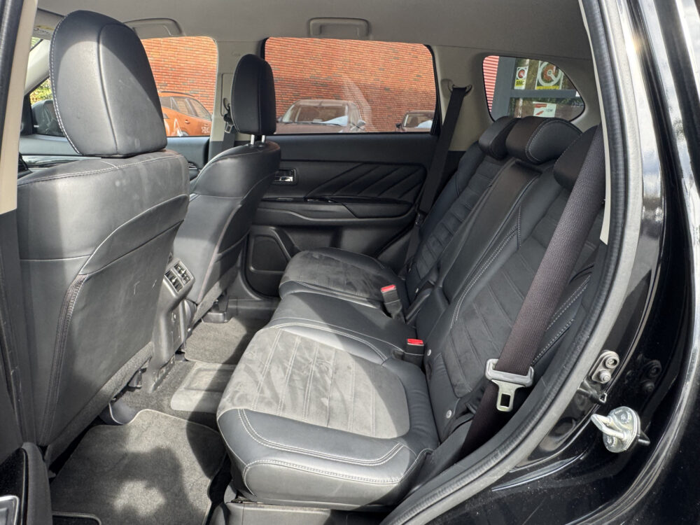 Mitsubishi Outlander 2.4 PHEV Intense // APPLE CARPLAY - ANDROID AUTO // CAMERA // CLIMA // CRUISE // TREKHAAK // 9