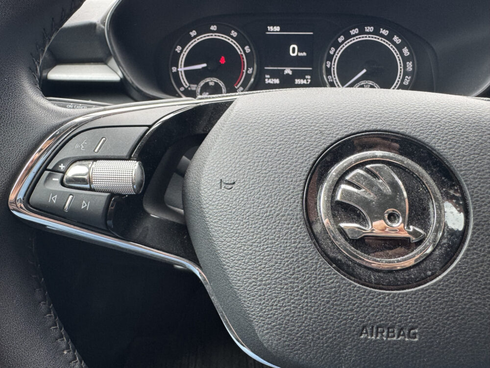 Škoda Fabia 1.0 Ambition // CLIMA // CRUISE CONTROL // APPLE-ANDROID AUTO // PDC // 10