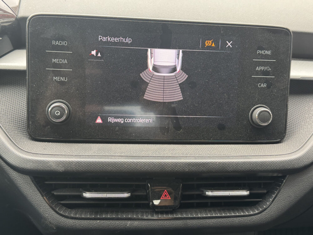 Škoda Fabia 1.0 Ambition // CLIMA // CRUISE CONTROL // APPLE-ANDROID AUTO // PDC // 16