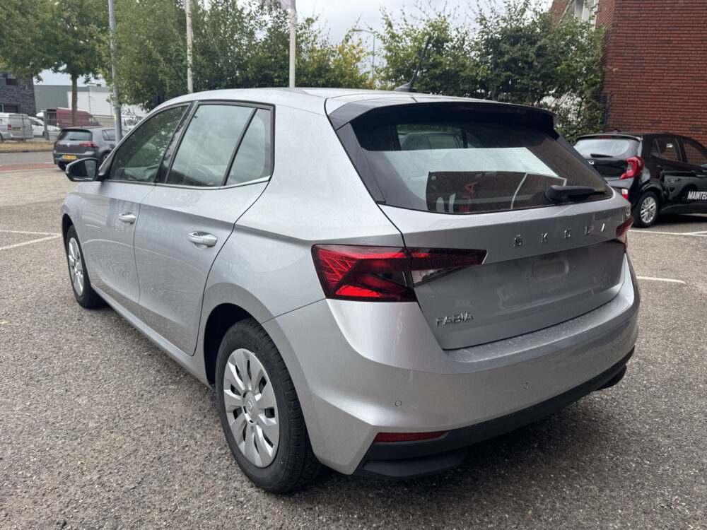 Škoda Fabia 1.0 Ambition // CLIMA // CRUISE CONTROL // APPLE-ANDROID AUTO // PDC // 3