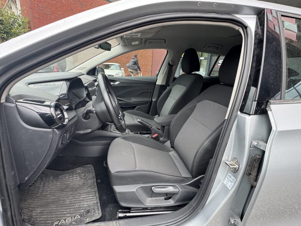 Škoda Fabia 1.0 Ambition // CLIMA // CRUISE CONTROL // APPLE-ANDROID AUTO // PDC // 7