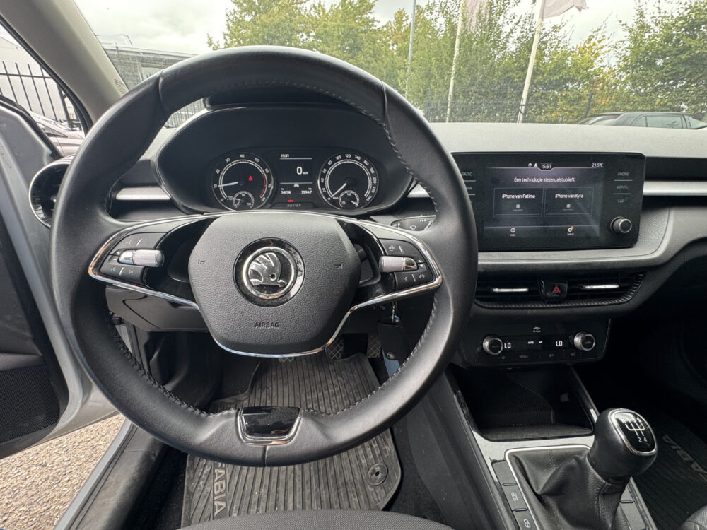 Škoda Fabia 1.0 Ambition // CLIMA // CRUISE CONTROL // APPLE-ANDROID AUTO // PDC // 9