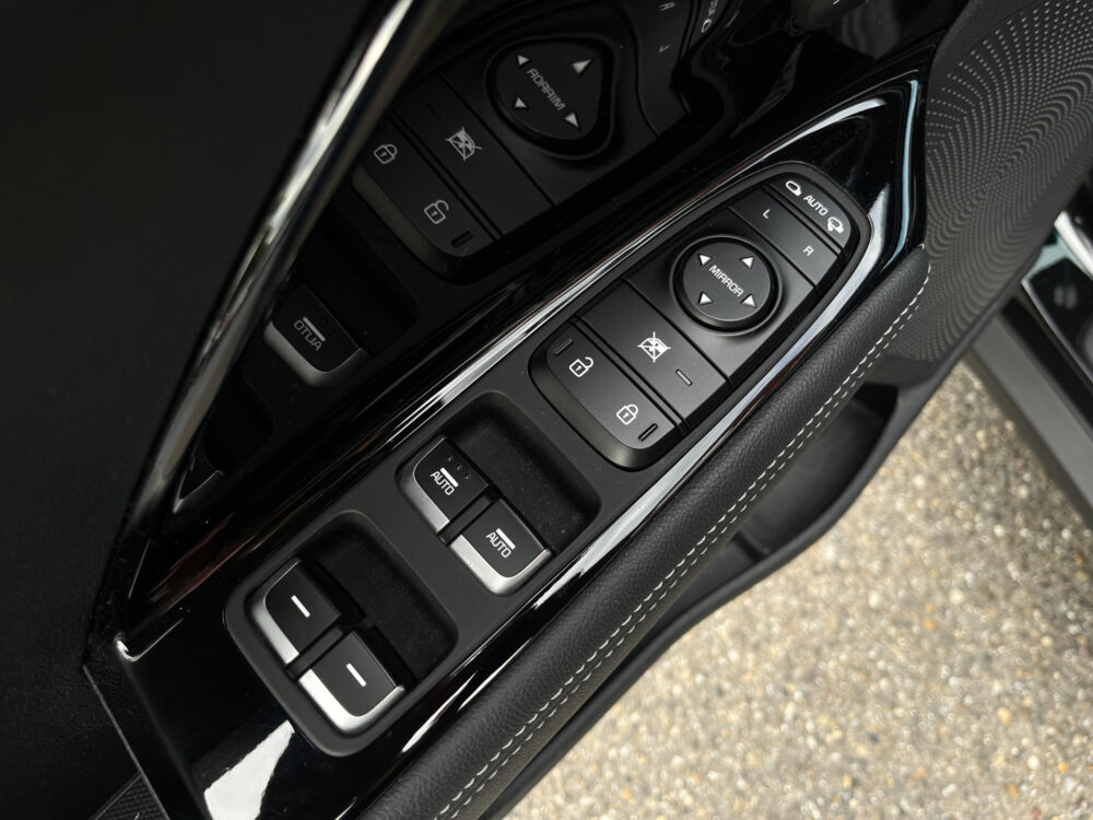 Kia Niro 1.6 GDi Hybrid ExecutiveLine // LEDER // SCHUIF-KANTELDAK // ELEK. STOEL+GEHEUGEN // JBL // NAVI+CARPLAY // DODEHOEK // STOELVER 21