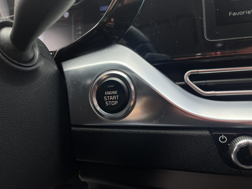 Kia Niro 1.6 GDi Hybrid ExecutiveLine // LEDER // SCHUIF-KANTELDAK // ELEK. STOEL+GEHEUGEN // JBL // NAVI+CARPLAY // DODEHOEK // STOELVER 28