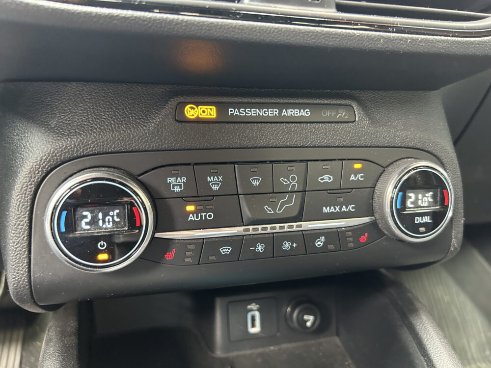 Ford FOCUS Wagon 1.0 EcoBoost ST-Line // KEYLESS // NAVI + CARPLAY // CLIMA // CAMERA // WINTERPACK // TREKHAAK!! 17