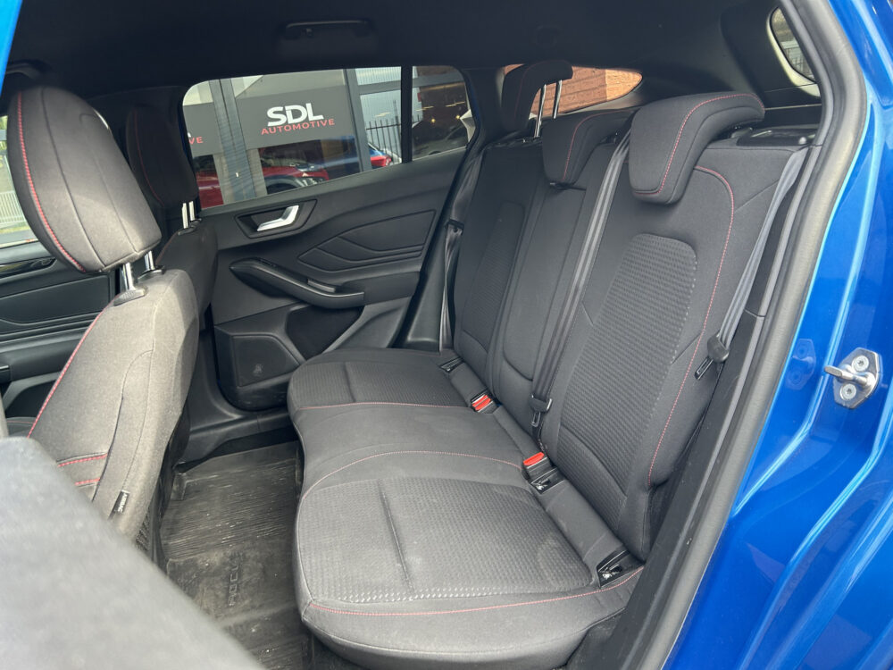 Ford FOCUS Wagon 1.0 EcoBoost ST-Line // KEYLESS // NAVI + CARPLAY // CLIMA // CAMERA // WINTERPACK // TREKHAAK!! 26
